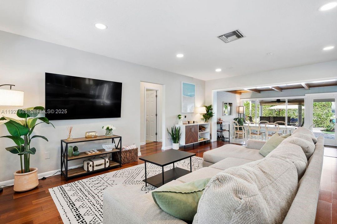 For Sale: $1,099,000 (2 beds, 2 baths, 1440 Square Feet)