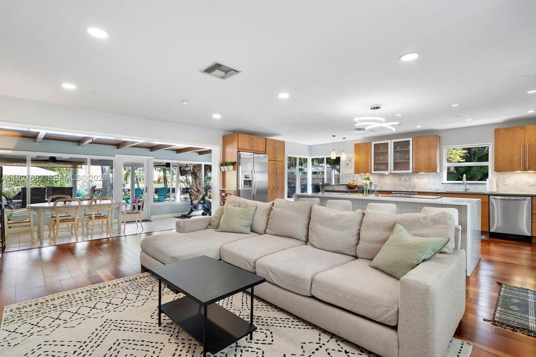 For Sale: $1,099,000 (2 beds, 2 baths, 1440 Square Feet)