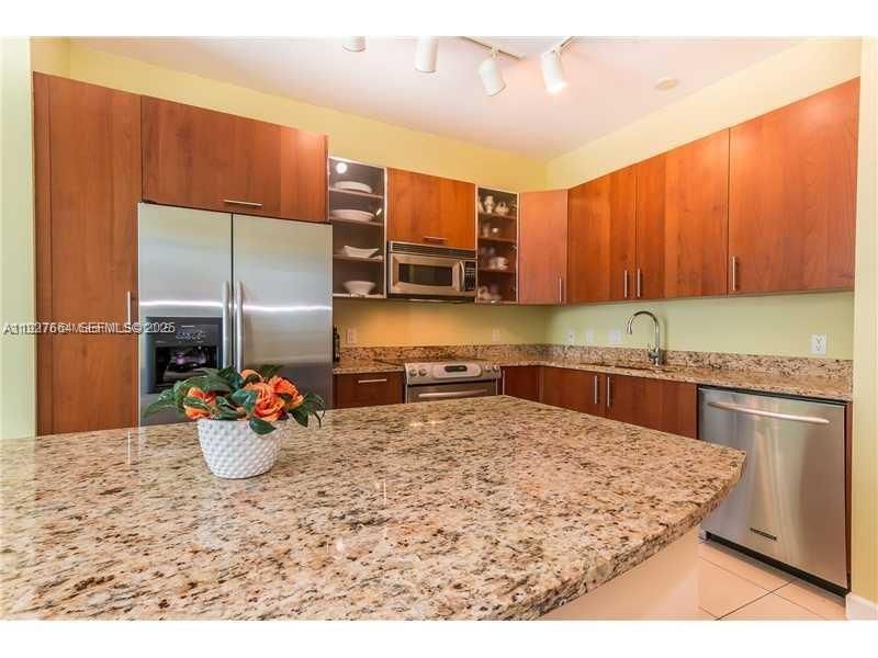 出租: $2,800 (2 贝兹, 1 浴室, 875 平方英尺)