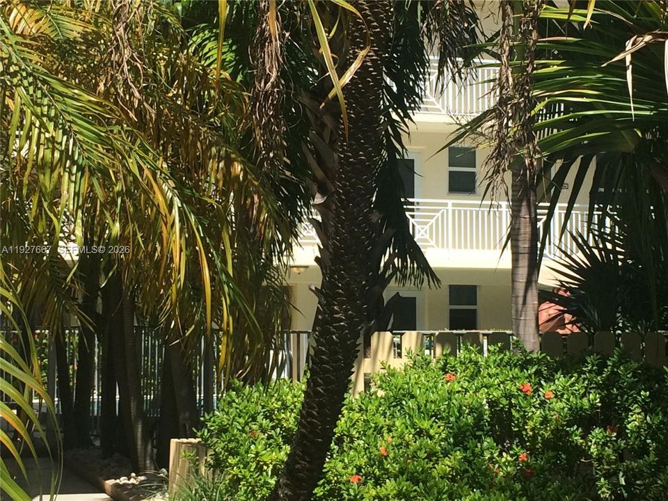 For Sale: $480,000 (1 beds, 1 baths, 608 Square Feet)