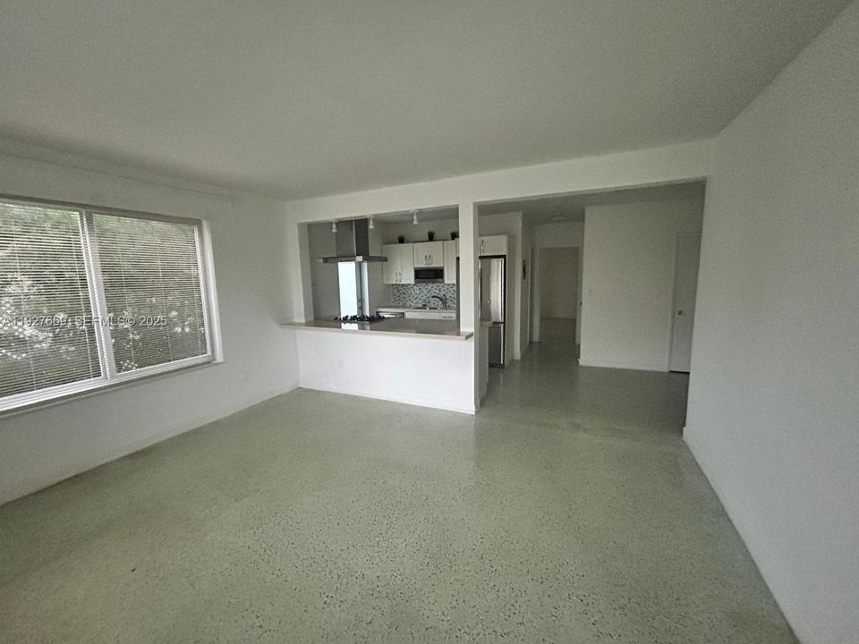 出租: $2,000 (1 贝兹, 1 浴室, 3640 平方英尺)