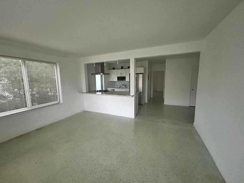 出租: $2,000 (1 贝兹, 1 浴室, 3640 平方英尺)