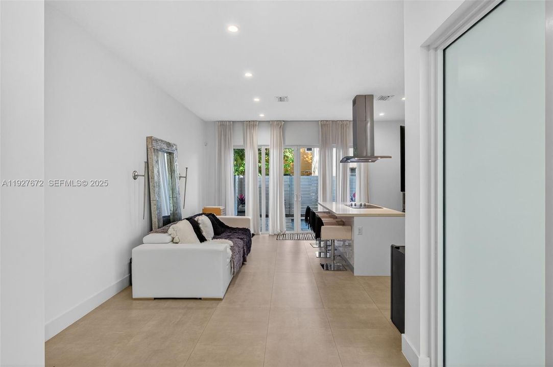 For Sale: $1,300,000 (3 beds, 2 baths, 1260 Square Feet)