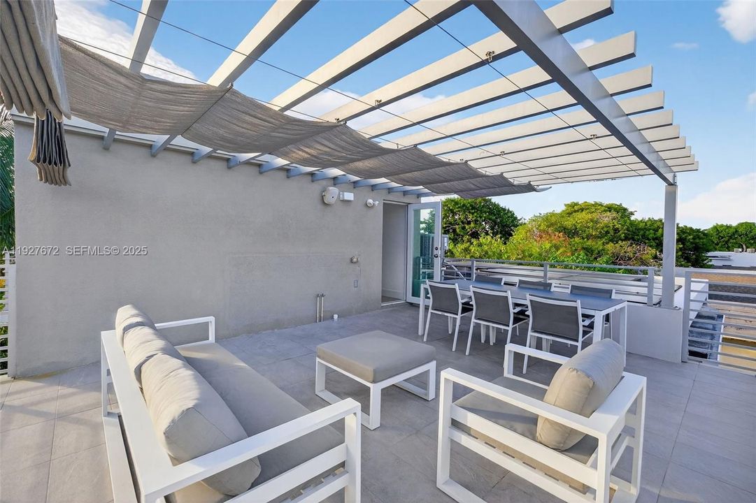 For Sale: $1,300,000 (3 beds, 2 baths, 1260 Square Feet)