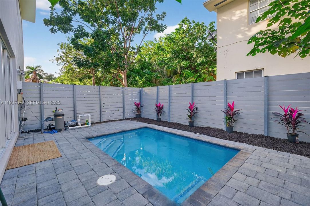 For Sale: $1,300,000 (3 beds, 2 baths, 1260 Square Feet)