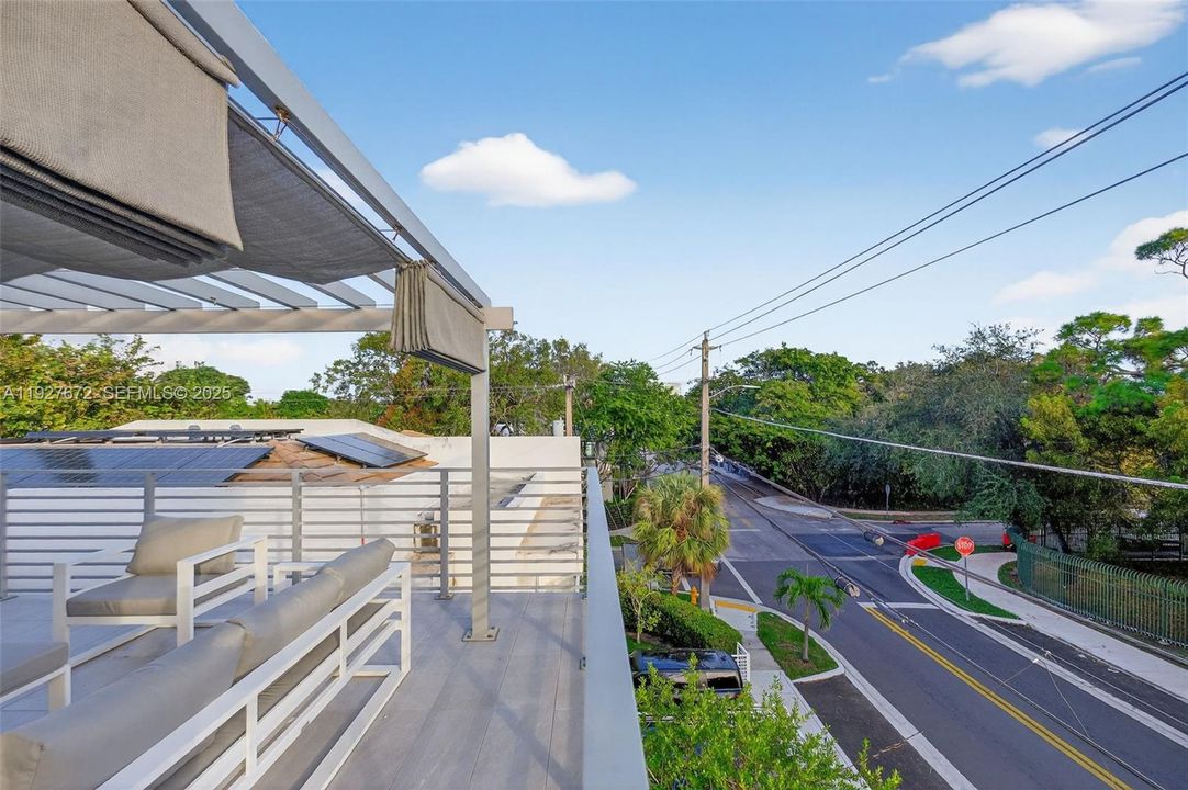 For Sale: $1,300,000 (3 beds, 2 baths, 1260 Square Feet)