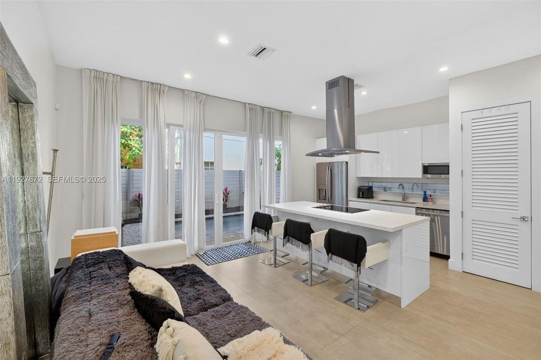 For Sale: $1,300,000 (3 beds, 2 baths, 1260 Square Feet)