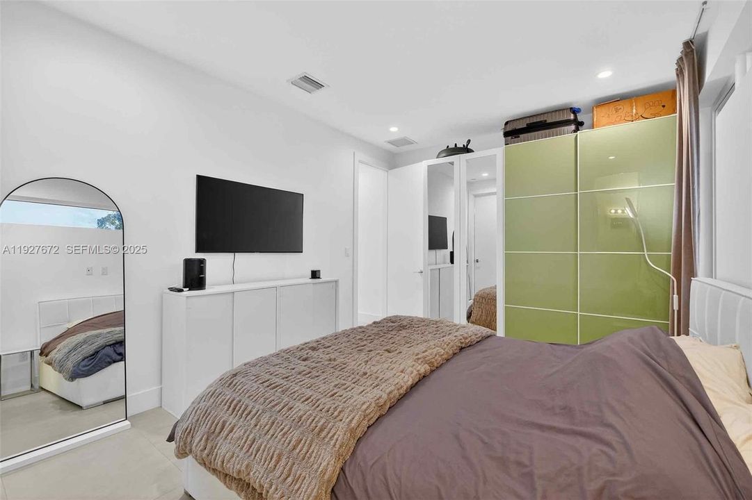 For Sale: $1,300,000 (3 beds, 2 baths, 1260 Square Feet)