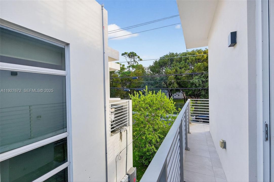 For Sale: $1,300,000 (3 beds, 2 baths, 1260 Square Feet)