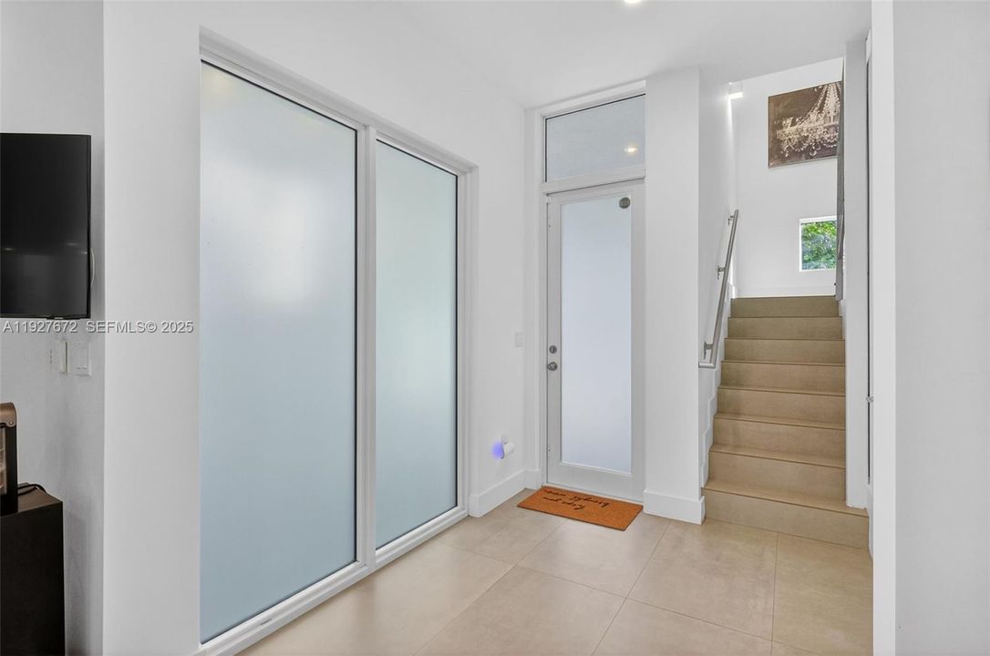 For Sale: $1,300,000 (3 beds, 2 baths, 1260 Square Feet)