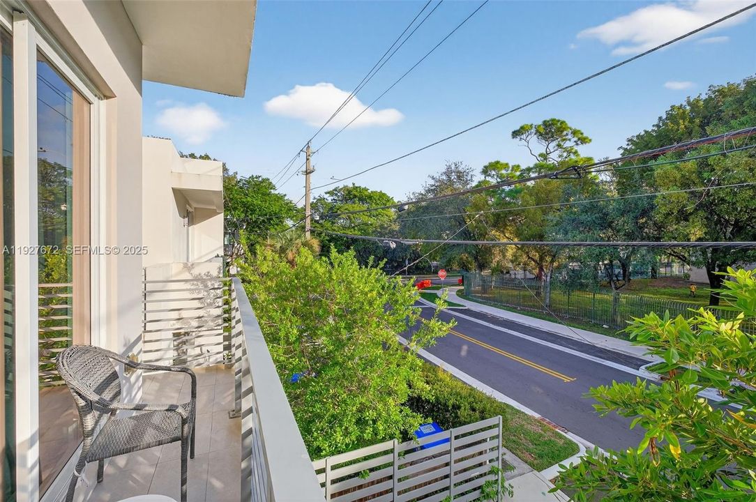 For Sale: $1,300,000 (3 beds, 2 baths, 1260 Square Feet)