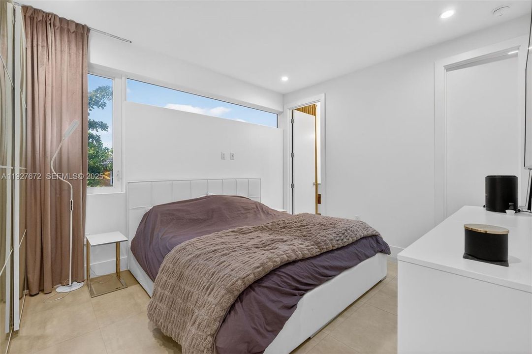 For Sale: $1,300,000 (3 beds, 2 baths, 1260 Square Feet)