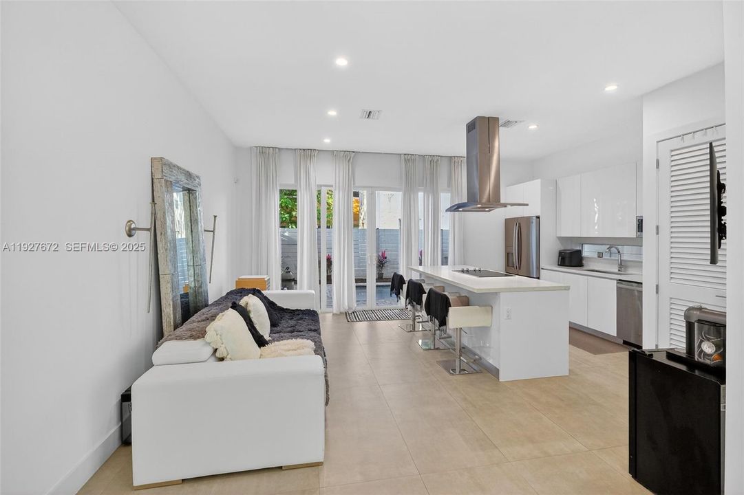 For Sale: $1,300,000 (3 beds, 2 baths, 1260 Square Feet)