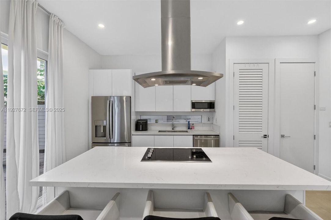 For Sale: $1,300,000 (3 beds, 2 baths, 1260 Square Feet)