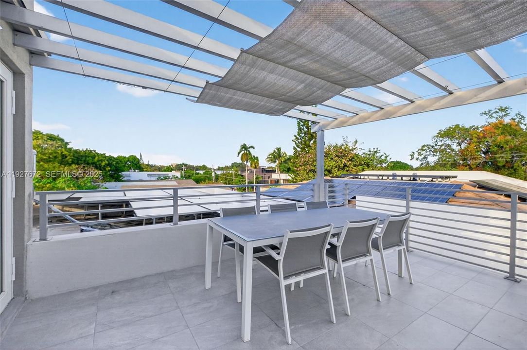 For Sale: $1,300,000 (3 beds, 2 baths, 1260 Square Feet)