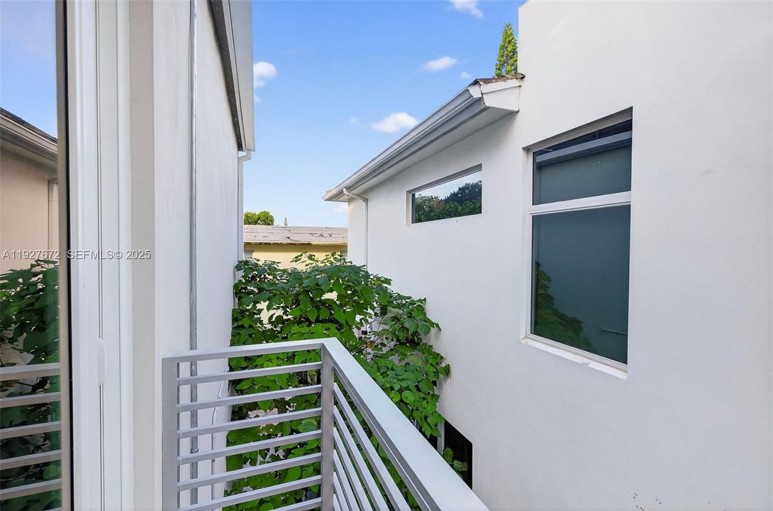 For Sale: $1,300,000 (3 beds, 2 baths, 1260 Square Feet)