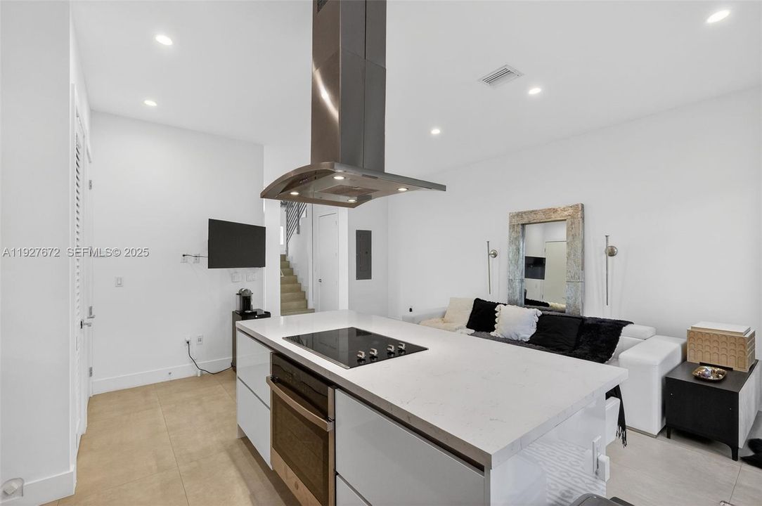 For Sale: $1,300,000 (3 beds, 2 baths, 1260 Square Feet)