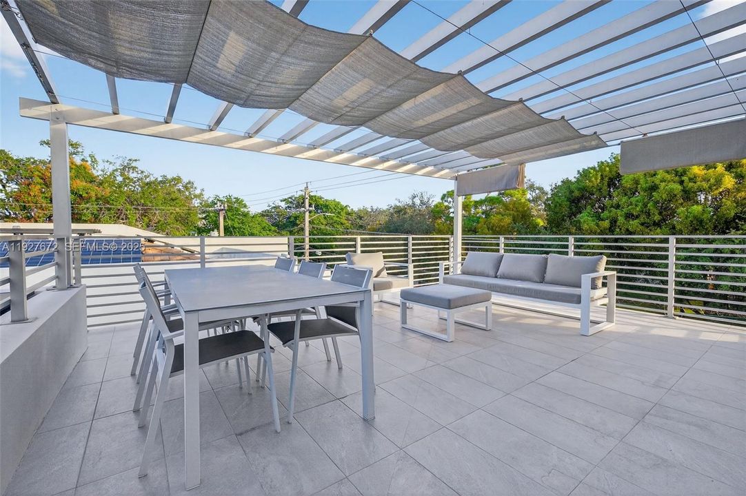ROOF TOP TERRACE 522 sq ft