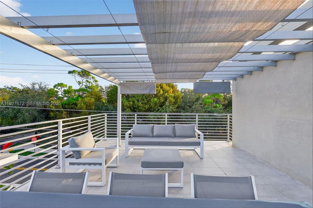 For Sale: $1,300,000 (3 beds, 2 baths, 1260 Square Feet)