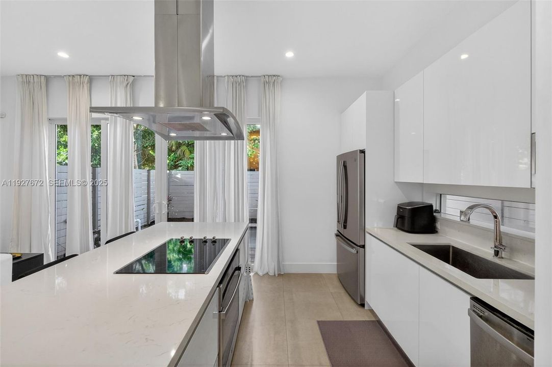 For Sale: $1,300,000 (3 beds, 2 baths, 1260 Square Feet)