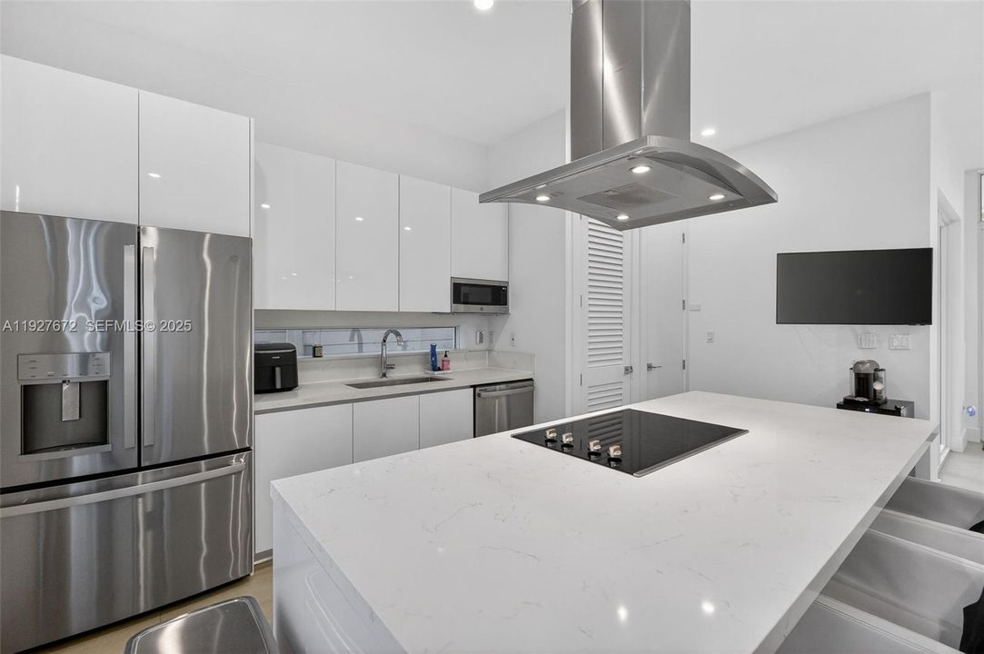 For Sale: $1,300,000 (3 beds, 2 baths, 1260 Square Feet)