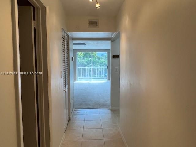 出租: $1,400 (0 贝兹, 1 浴室, 576 平方英尺)