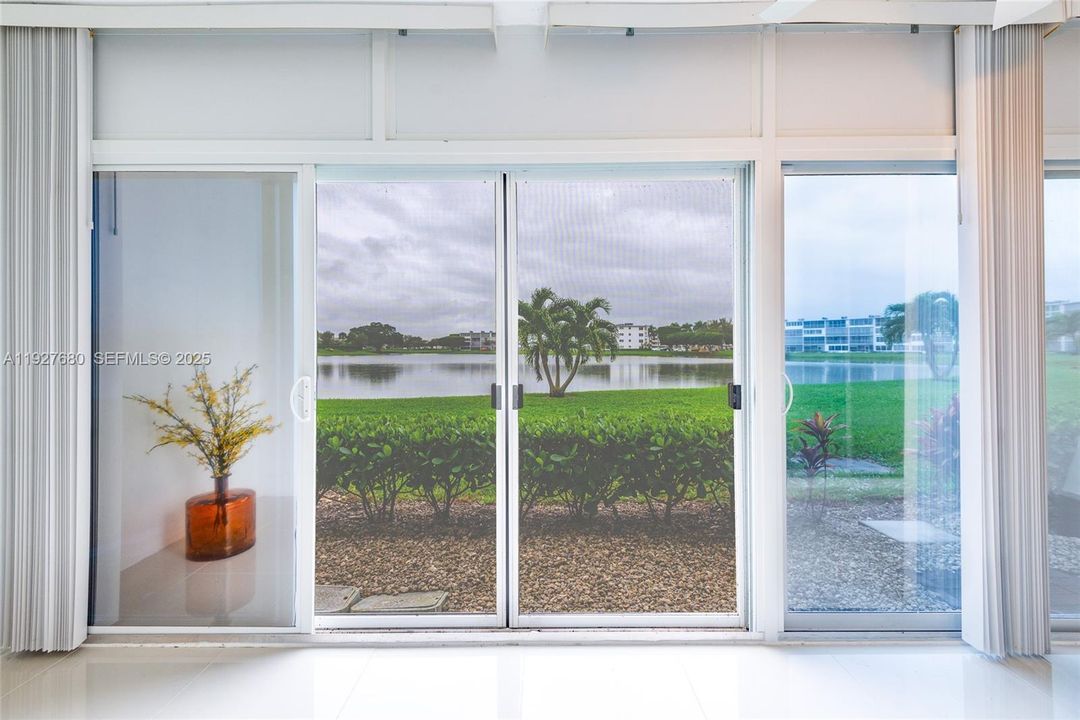 For Sale: $159,900 (2 beds, 1 baths, 861 Square Feet)