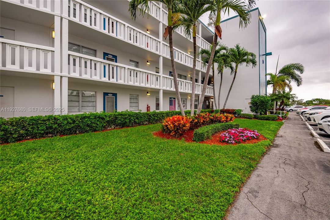 For Sale: $159,900 (2 beds, 1 baths, 861 Square Feet)