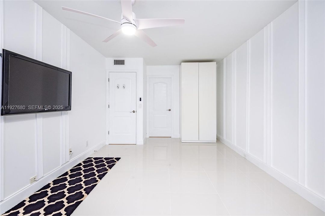 For Sale: $159,900 (2 beds, 1 baths, 861 Square Feet)