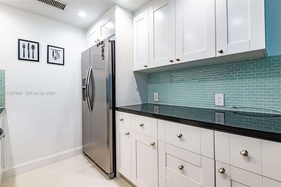 For Sale: $159,900 (2 beds, 1 baths, 861 Square Feet)