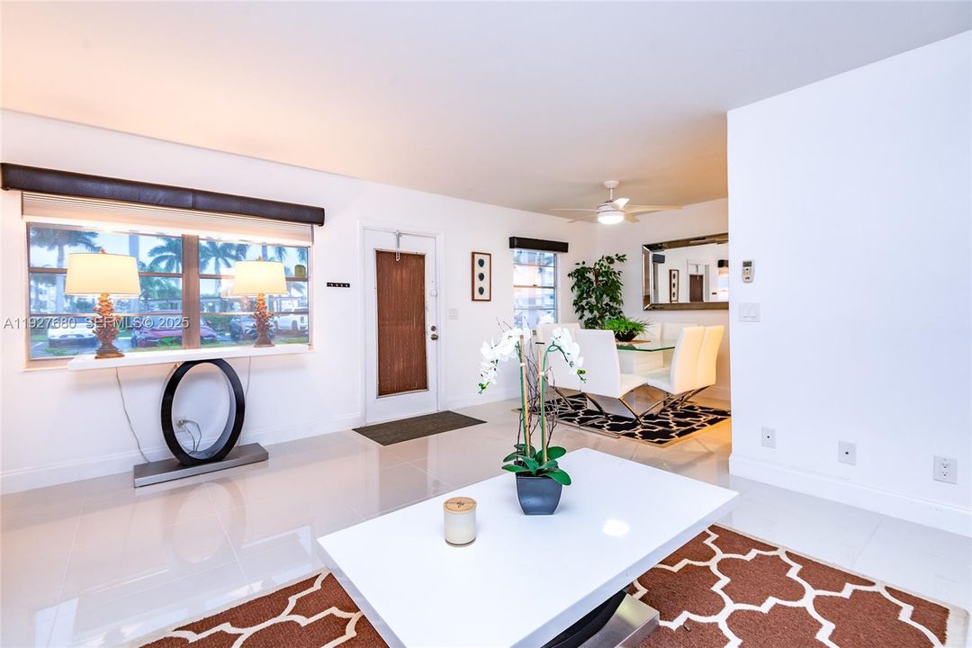 For Sale: $159,900 (2 beds, 1 baths, 861 Square Feet)