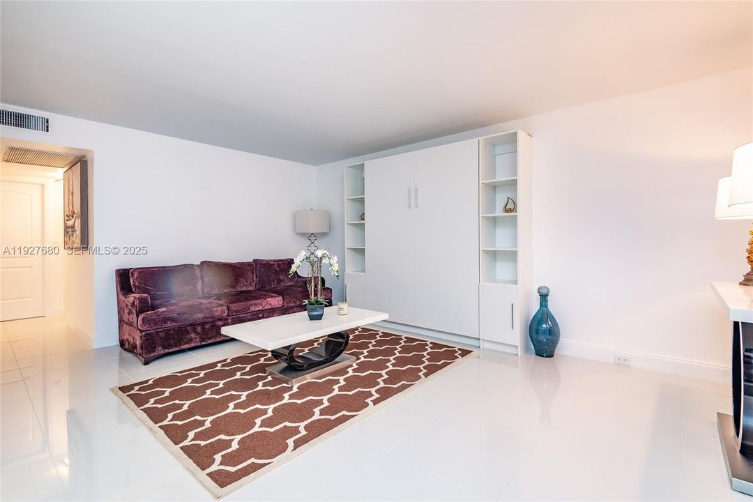 For Sale: $159,900 (2 beds, 1 baths, 861 Square Feet)