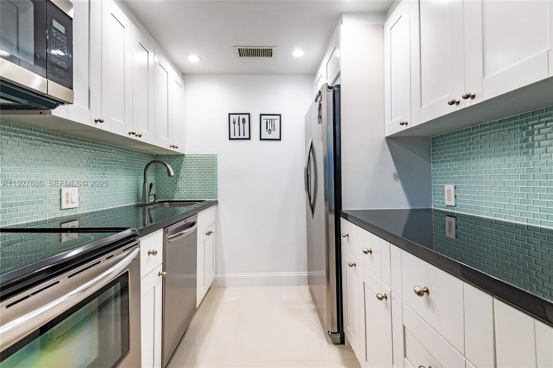 For Sale: $159,900 (2 beds, 1 baths, 861 Square Feet)