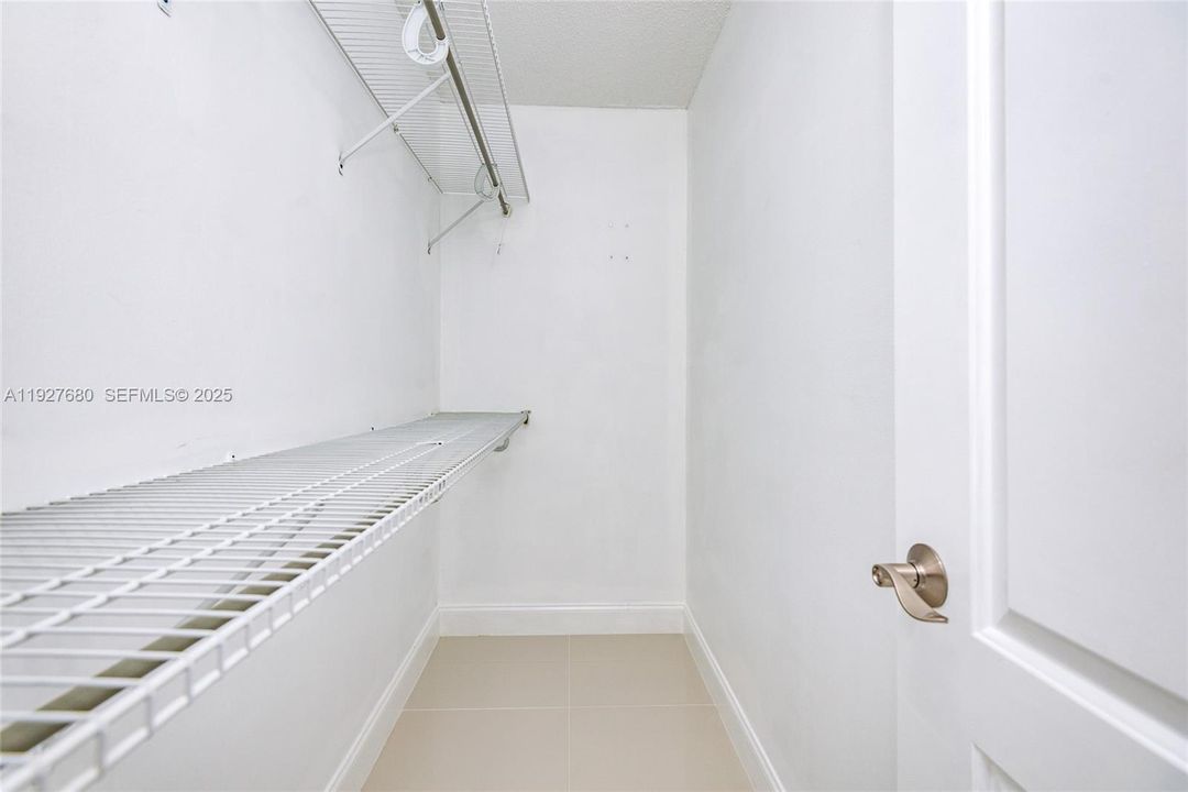 For Sale: $159,900 (2 beds, 1 baths, 861 Square Feet)