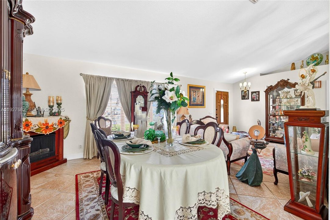 En Venta: $430,000 (3 camas, 2 baños, 1813 Pies cuadrados)