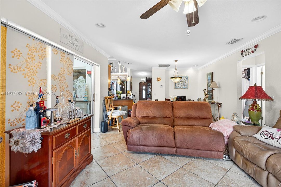 En Venta: $430,000 (3 camas, 2 baños, 1813 Pies cuadrados)