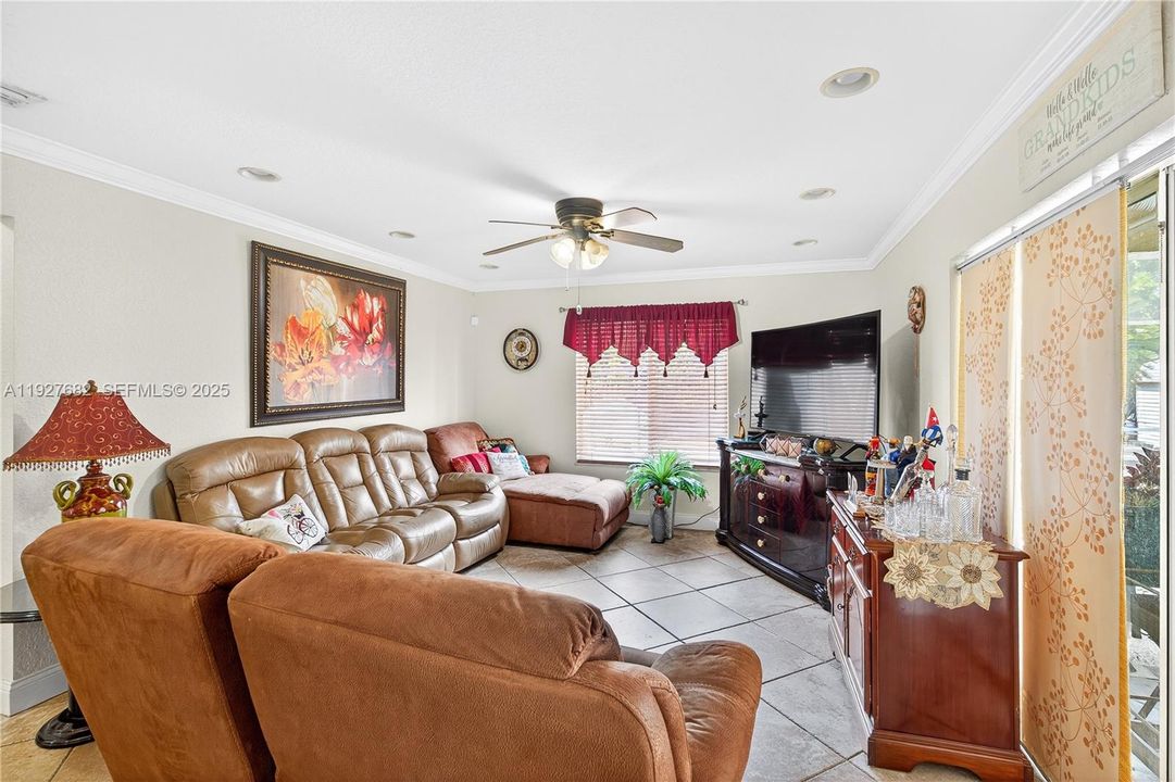 En Venta: $430,000 (3 camas, 2 baños, 1813 Pies cuadrados)