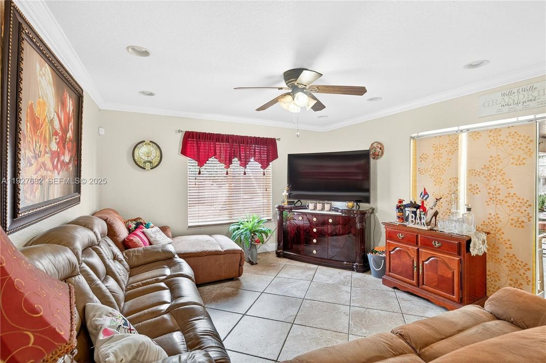 En Venta: $430,000 (3 camas, 2 baños, 1813 Pies cuadrados)