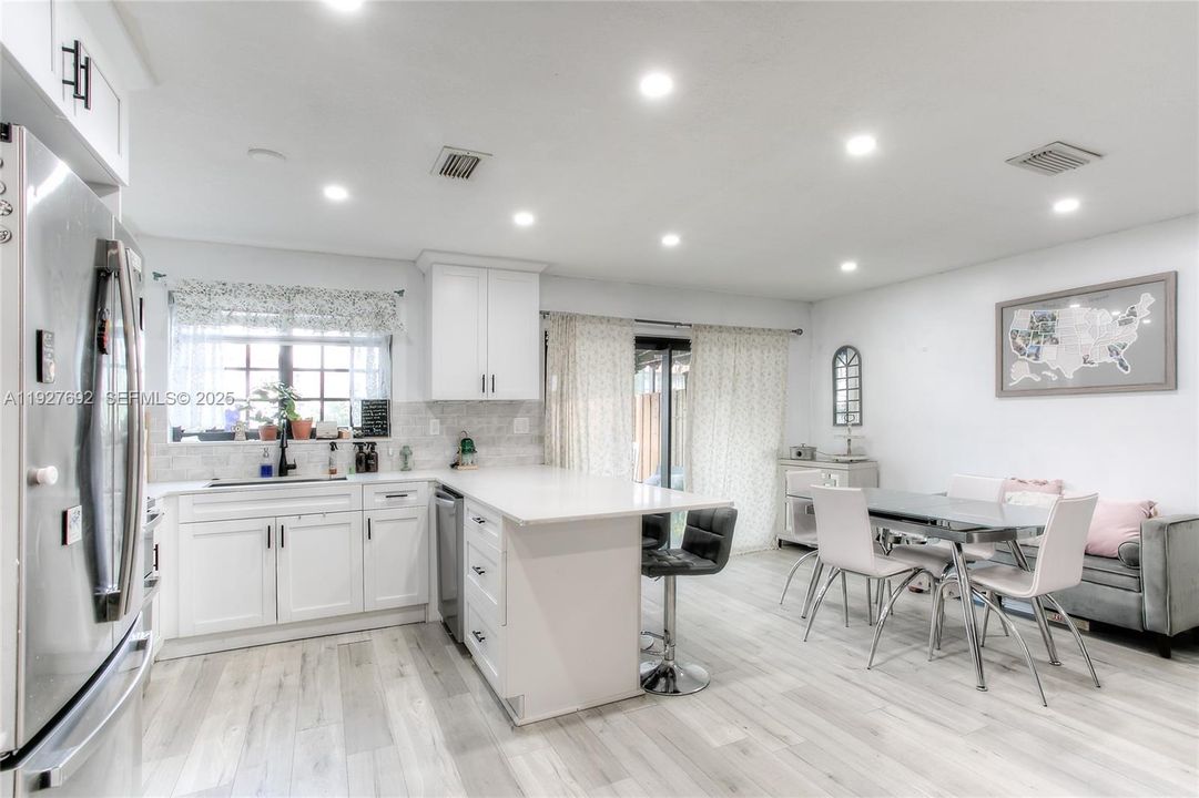 待售: $450,000 (3 贝兹, 2 浴室, 1360 平方英尺)