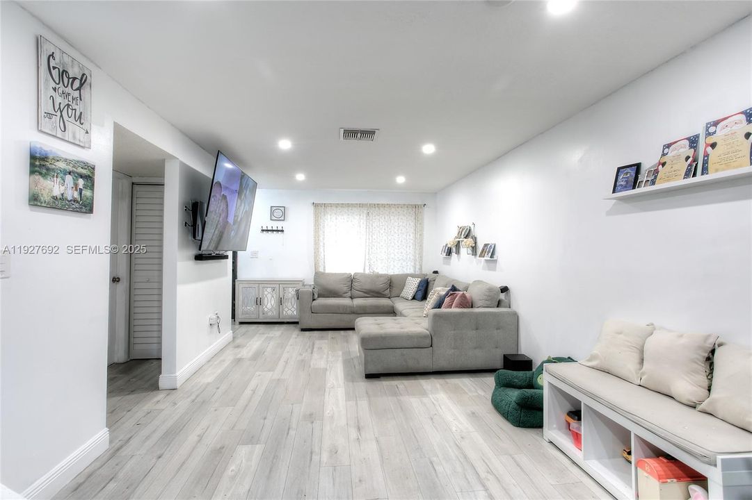 待售: $450,000 (3 贝兹, 2 浴室, 1360 平方英尺)