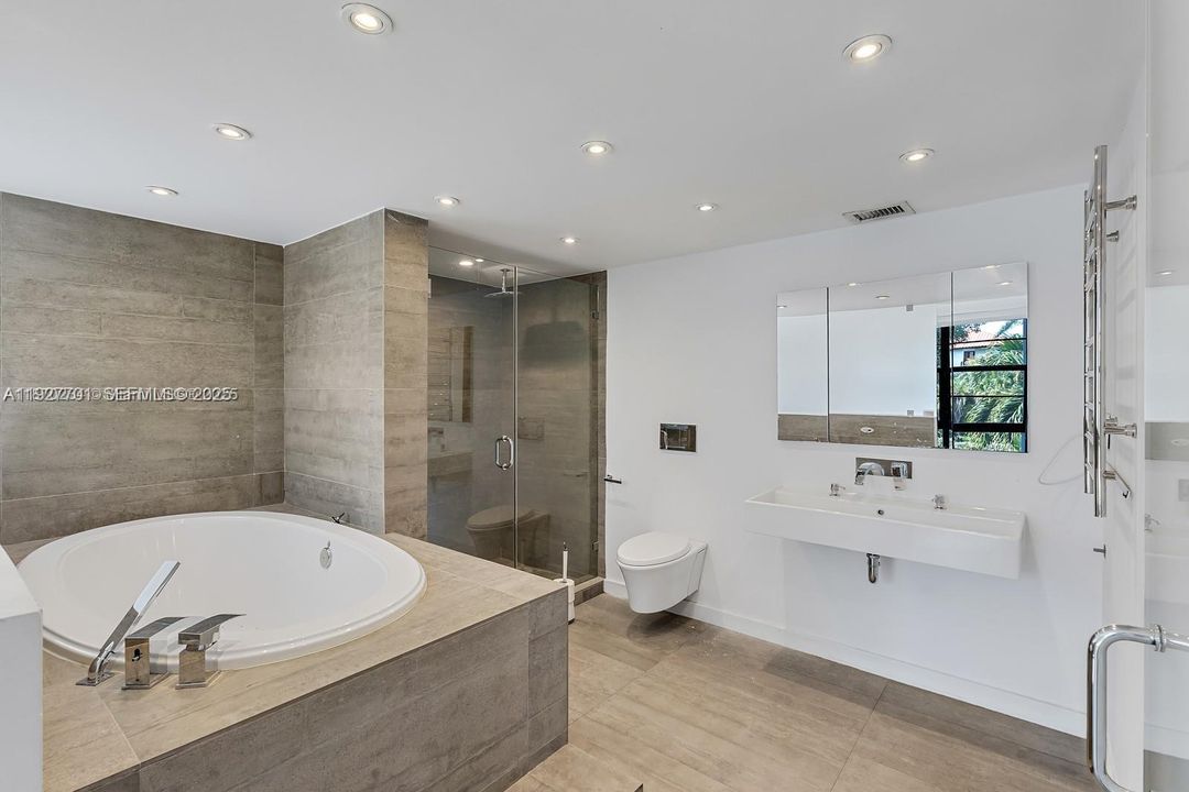 Active With Contract: $4,200 (2 beds, 2 baths, 1242 Square Feet)