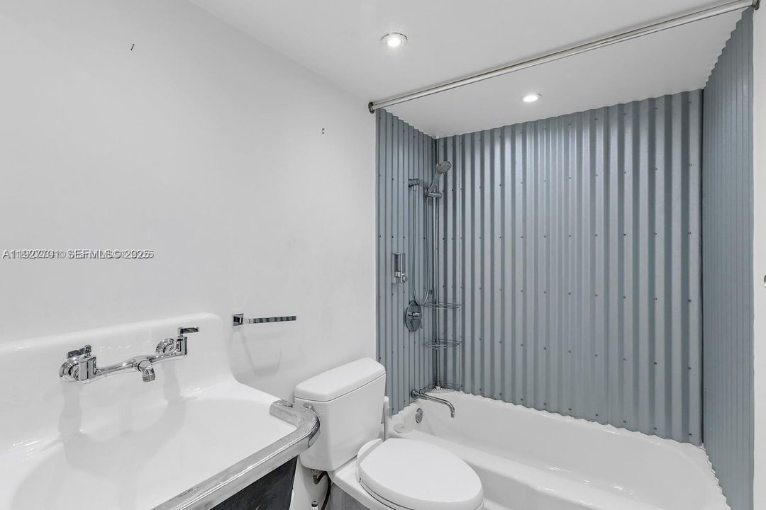 Active With Contract: $4,200 (2 beds, 2 baths, 1242 Square Feet)