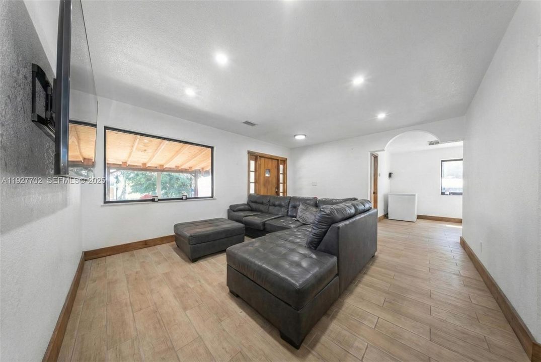 For Sale: $1,127,001 (3 beds, 2 baths, 1546 Square Feet)