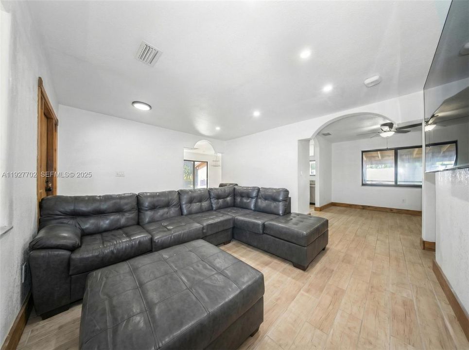 For Sale: $1,127,001 (3 beds, 2 baths, 1546 Square Feet)