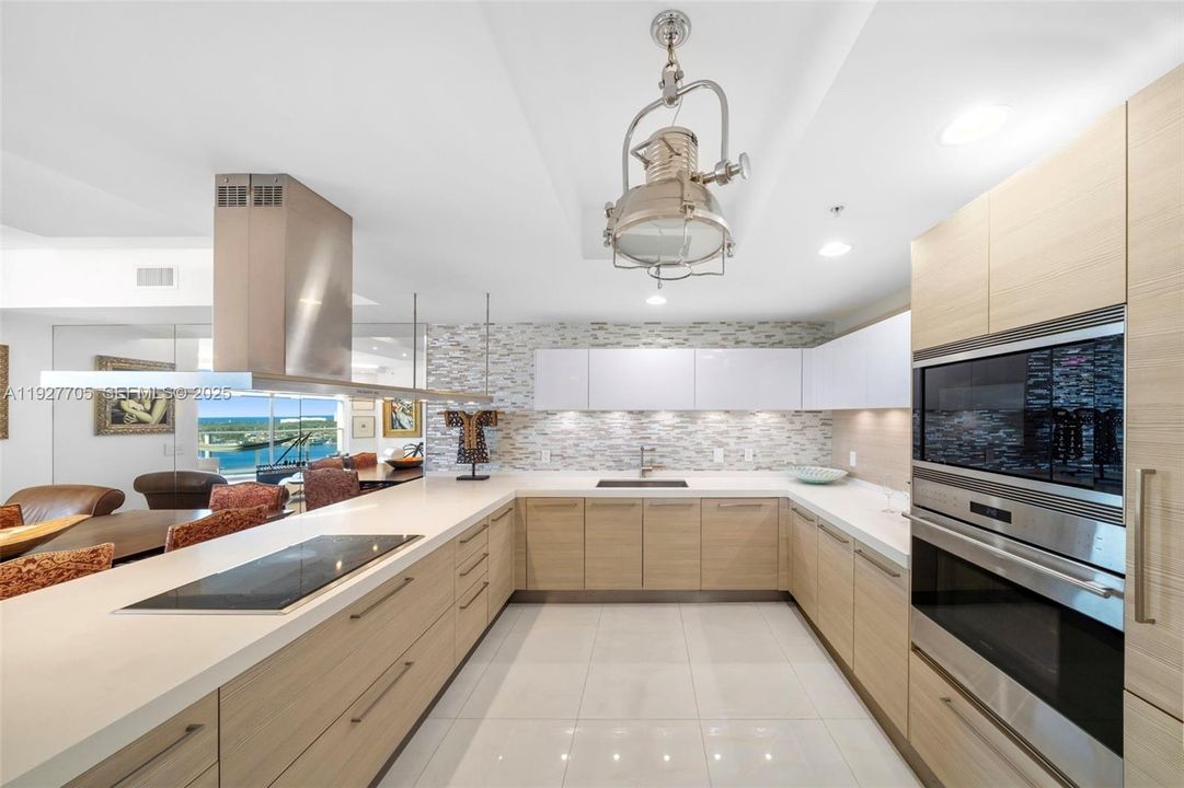 待售: $949,000 (2 贝兹, 2 浴室, 1670 平方英尺)