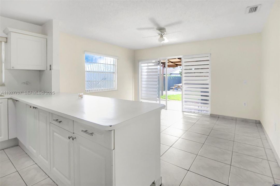 For Sale: $450,000 (2 beds, 2 baths, 1051 Square Feet)