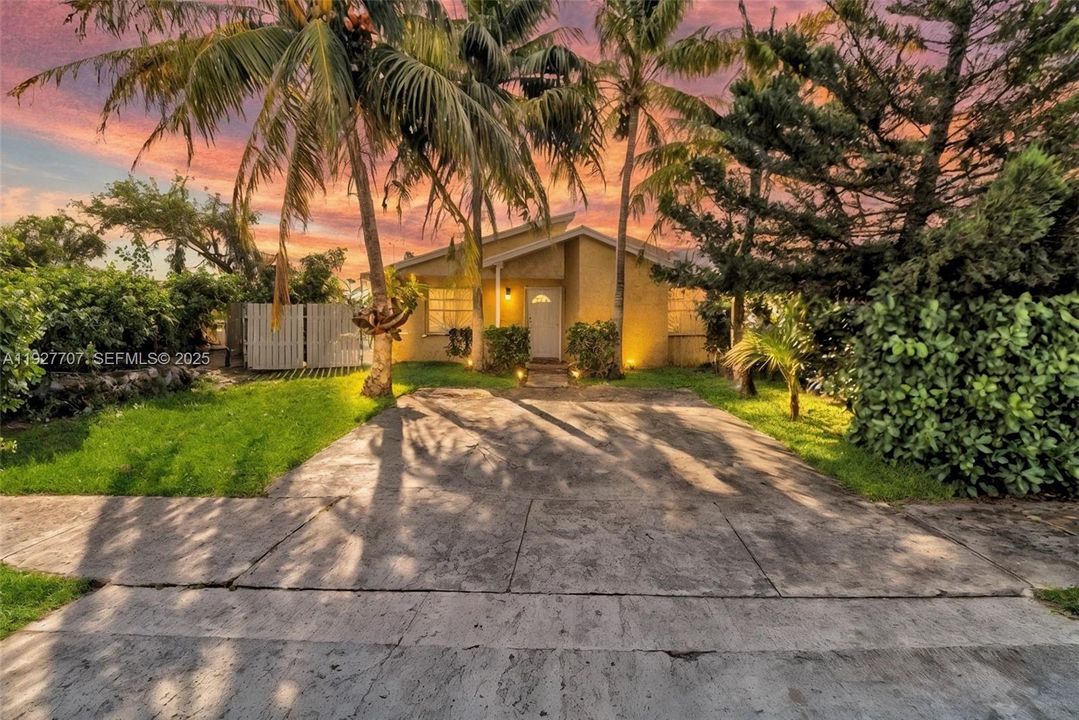 For Sale: $450,000 (2 beds, 2 baths, 1051 Square Feet)