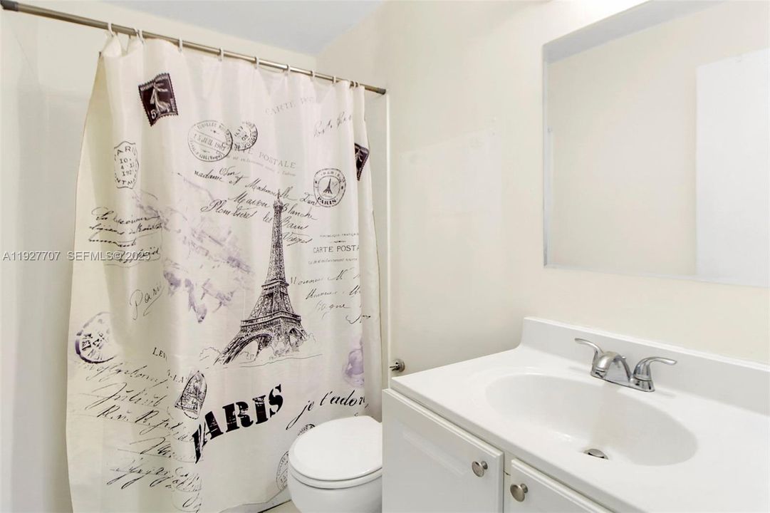 For Sale: $450,000 (2 beds, 2 baths, 1051 Square Feet)