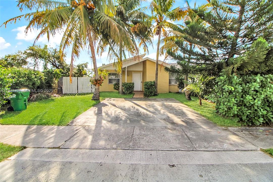 For Sale: $450,000 (2 beds, 2 baths, 1051 Square Feet)