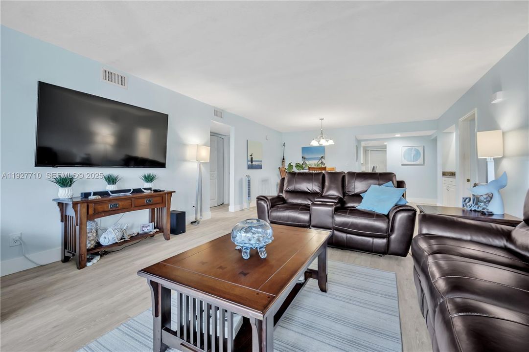 For Sale: $350,000 (3 beds, 2 baths, 1504 Square Feet)